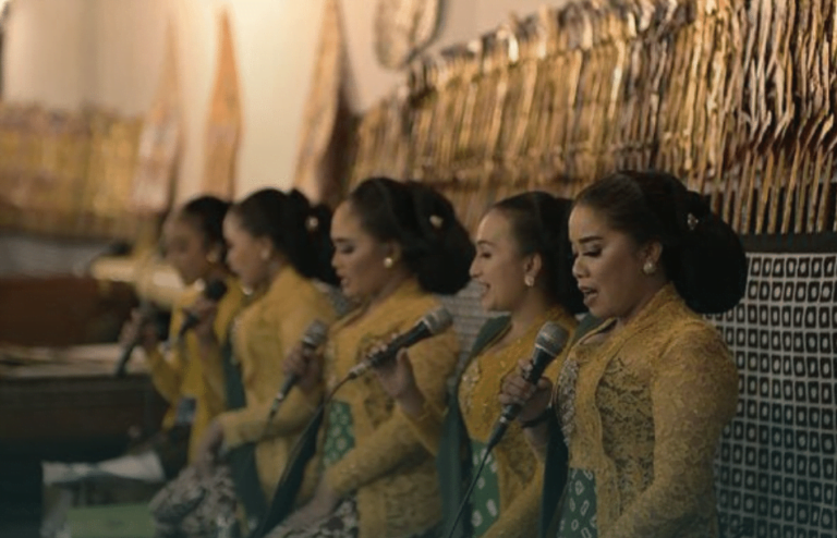 Sinden Melestarikan Budaya Indonesia Melalui Lagu